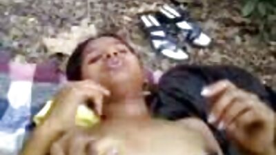 කුඩා දැරිය මහජනතාව තුළ තම කන්‍යාභාවය අහිමි කරයි